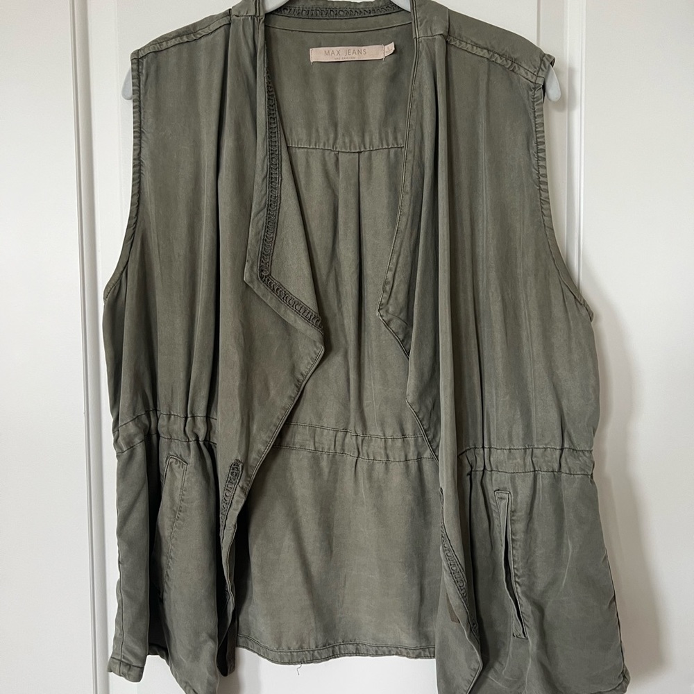 Size large green vest